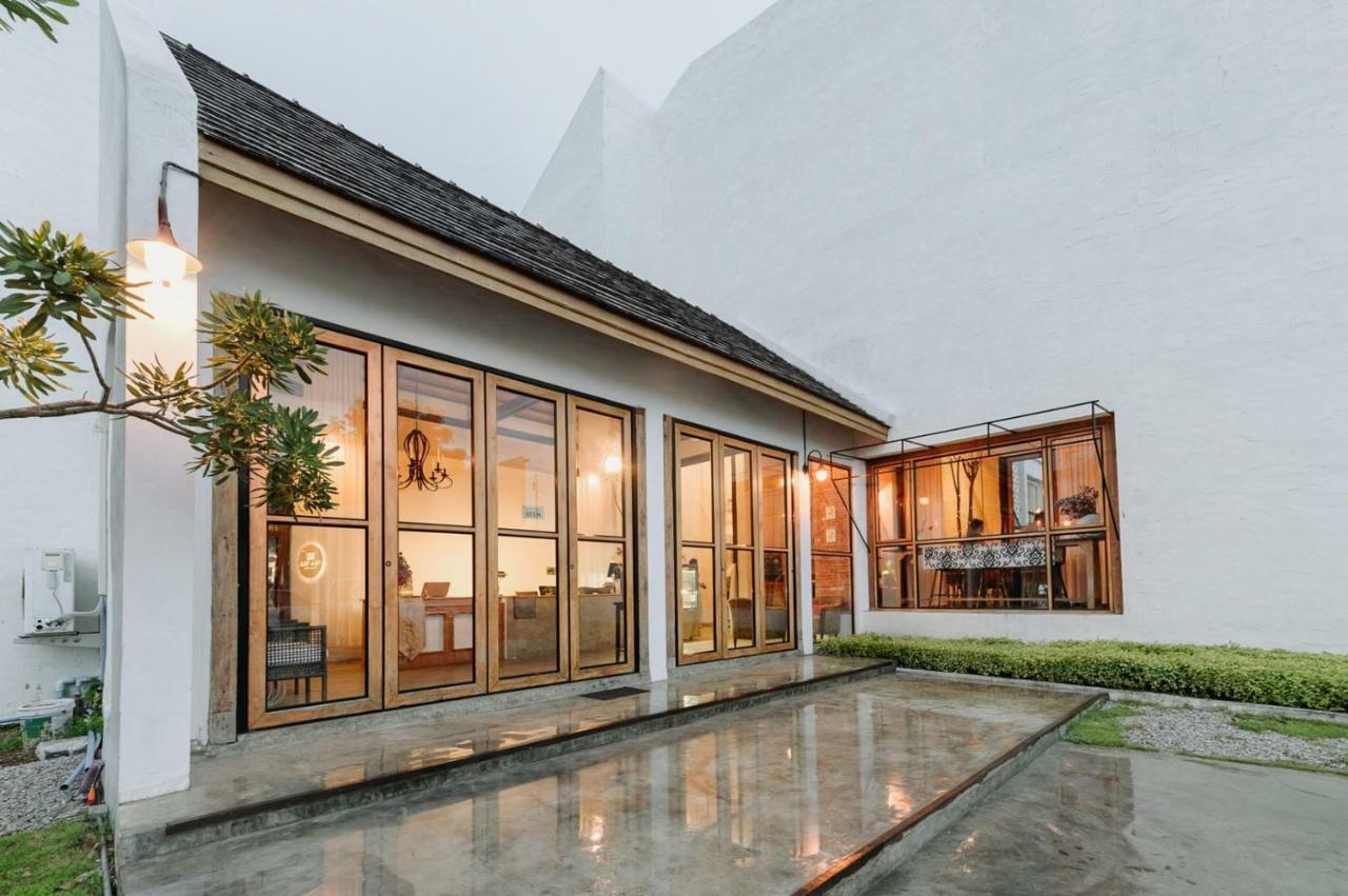 White Wall Riverfront Hotel Kamphaeng Phet Exterior foto