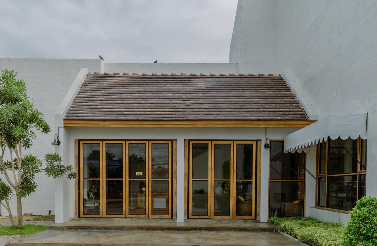 White Wall Riverfront Hotel Kamphaeng Phet Exterior foto